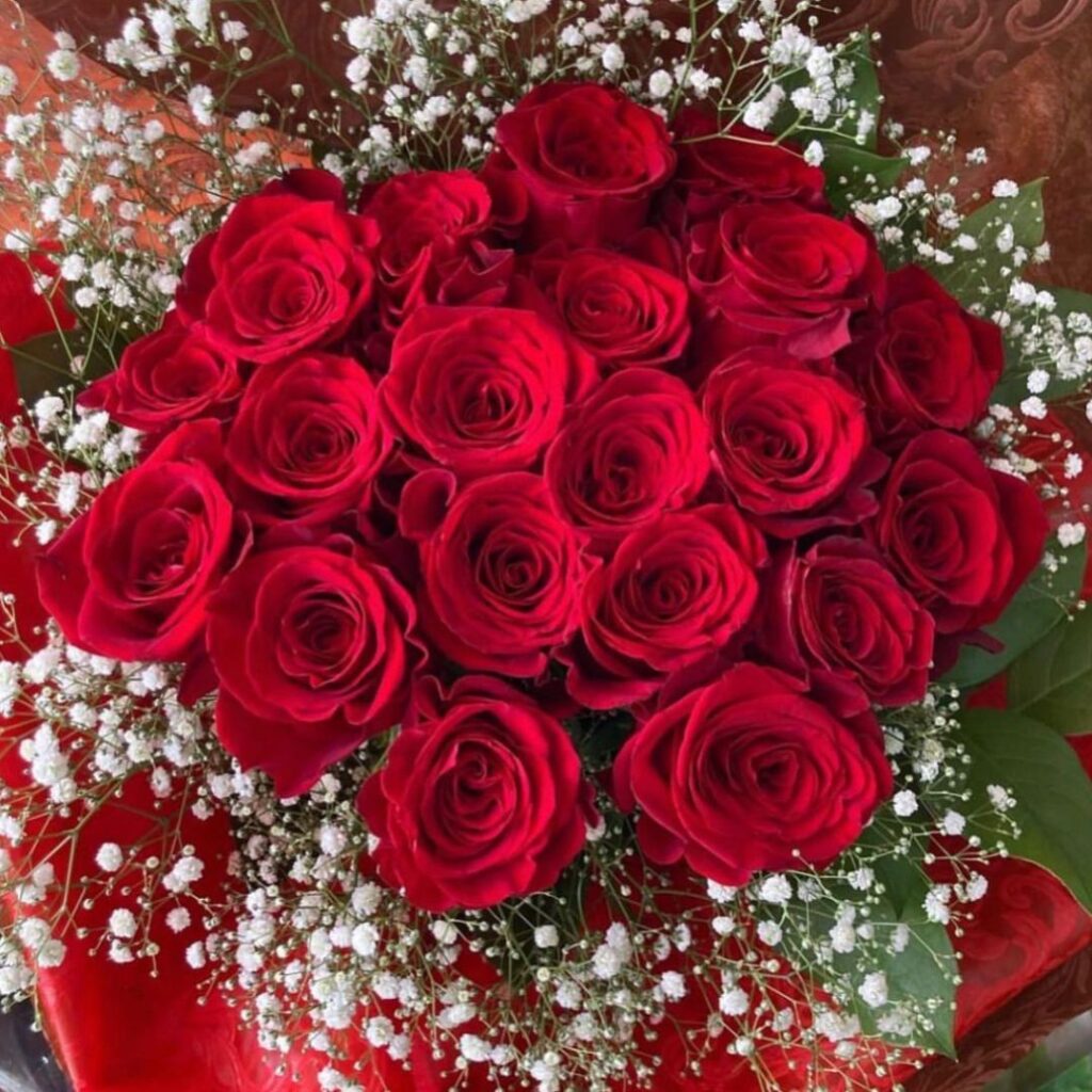 20 Roses with fillers round – Bella Floral Gifts