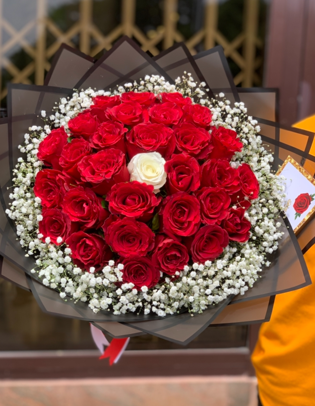 30 Roses with fillers round